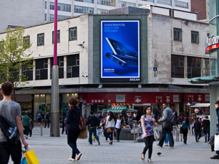 O painel de LED da propaganda pelo Ocean Outdoor em Londres