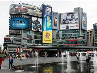 Les panneaux publicitaires LED chez Dundas Square à Toronto