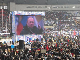 Painel de LED na manifestação eleitoral que suporta Vladimir Putin