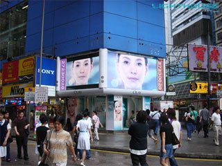 Zwei Outdoor-LED-Bildschirme in Hong Kong