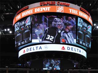 Estructura única de los cubos video del LED en el Staples Center en Los Ángeles