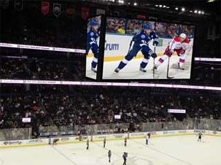 Vier LED-Bildschirme und zwei riesiges LED Band am Tampa Bay Stadion