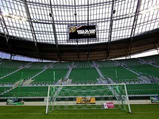 Zwei 12.8х7.68 m LED-Bildschirme am Wroclaw Stadion