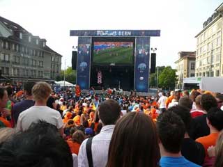 Aufpassendes Frankreich gegen Rumänien auf LED-Bildschirm im Bern Fanzone