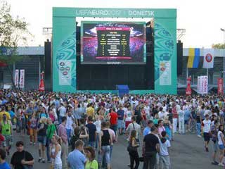 Um painel de LED no Euro 2012 zona de fã em Donetsk (Ucrânia)