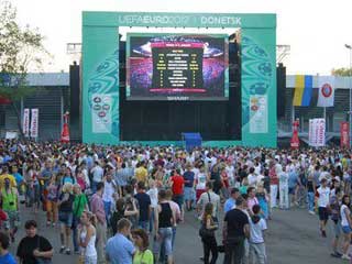 Una pantalla LED en el fan zone Euro 2012 en Donetsk (Ucrania)