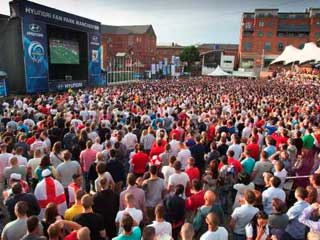 Pantalla LED grande en el fan zone de Manchester, 2010