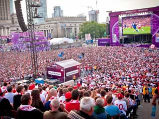 球迷区UEFA 2012年巨大的LED屏幕在华沙