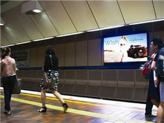 Una de las 34 pantallas de LEDs publicitarias en el metro de Melbourne