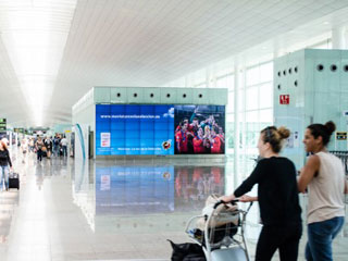 Mur vidéo de JCDecaux dans l'aéroport de Barcelone