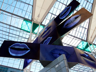 Painel de LED da publicidade Meta Twist Tower no aeroporto de Munique