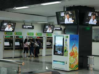 Telas de LCD da publicidade na entrada ao metro