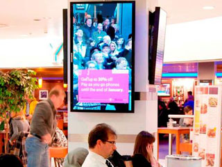 Telas de LCD da publicidade no aeroporto de Birmingham