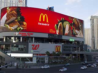 Enormer Video-LED-Bildschirm an der Harmon Corner in Las Vegas