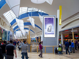 Tela de LCD da publicidade em um centro comercial