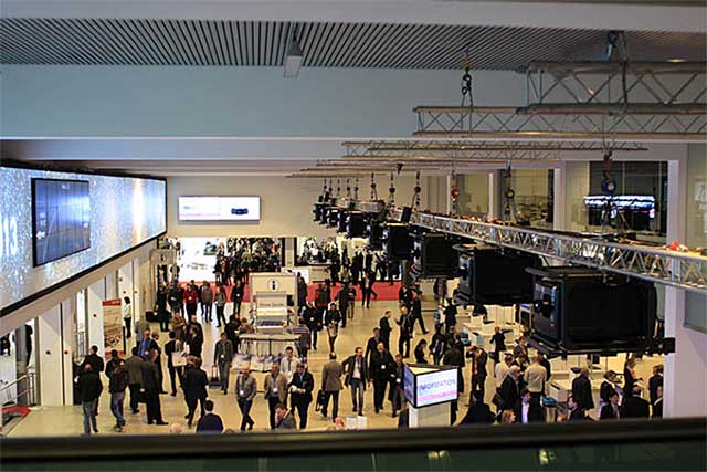 L'image panoramique sur l'écran arrière de mur dans le hall d'entrée est créée par 10 projecteurs