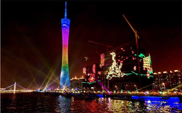 La noche Guangzhou se encendió por las pantallas de LED y las tiras