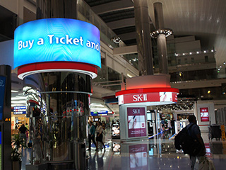 Écrans LED et LCD à l'aéroport de Dubaï