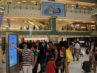 Pantallas LCD y LED en los centros comerciales de Hong-Kong