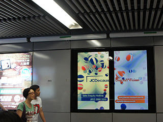 LCD экраны JCDecaux в метро Гонконга