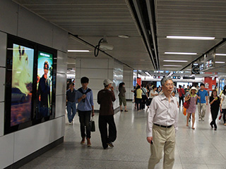 Écrans LCD dans le métro de Hong Kong