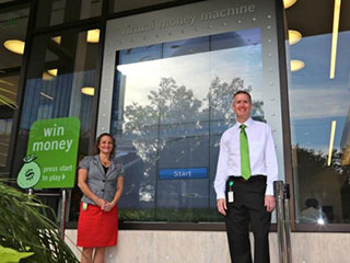 La pantalla en la ventana interactiva en oficina de Grow Financial en Tampa (la Florida)