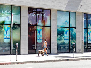 Bâtiment sur l'avenue Melrose avec de grands affichages en vitrine