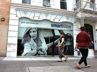 Bâtiment à New York avec de grands affichages en vitrine