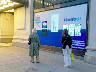 Werbungs-Im-Fenster-Bildschirm bei Selfridges in London