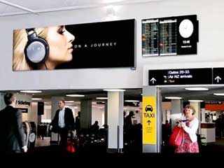 Valla publicitaria de LED y señalización digital en el aeropuerto de Auckland