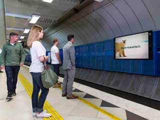 Valla publicitaria de LED por XTD Ltd. en el metro de Melbourne