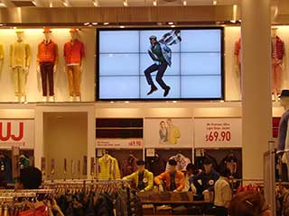 Uniqlo video wall