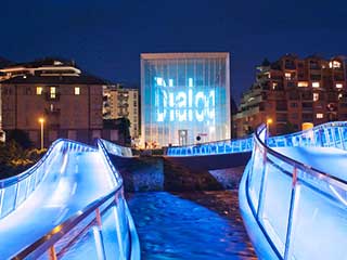 Media fachada en el Museo para el arte moderno y contemporáneo en Bolzano (Italia)