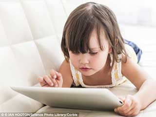 Génération numérique: Enfant avec la tablette