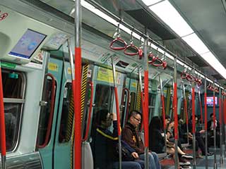 Publicité numérique dans des wagons ferroviaires à Hong Kong