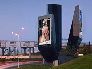 Trois côtés tour numérique LED de JCDecaux du Terminal 2 de Heathrow