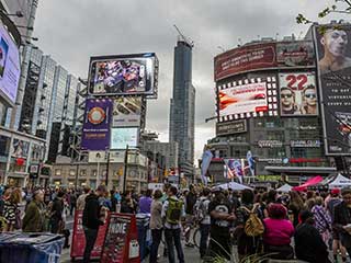 Светодиодные экраны Dundas Square в Торонто