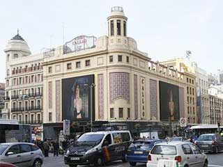 Светодиодные экраны на фасаде здания на площади Callao в Мадриде