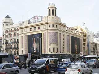 Painéis de LED nas fachadas do Plaza del Callao em Madrid