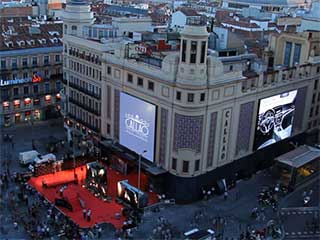 Les écrans LED sur les façades de la place Callao à Madrid