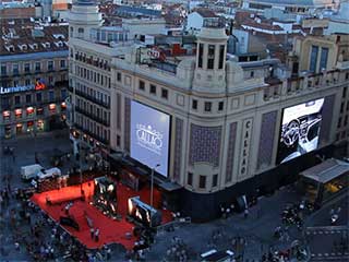 LED-Bildschirme auf den Fassaden des Callao Platzes in Madrid