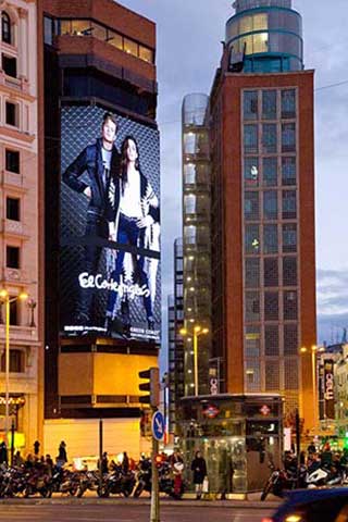 Media fachada en almacén grande del El Corte Ingles en el centro de Madrid, España