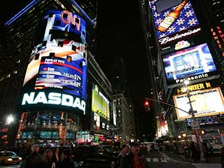 Media fachada del NASDAQ en la Nueva York