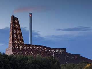 Media fachada en la planta de incineración en Roskilde, Dinamarca