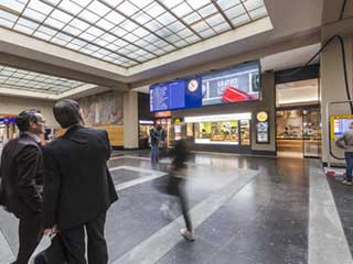 LED-Bildschirme am Bahnhof in der Schweiz