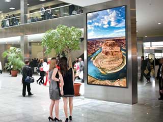 Riesige LG Digital Signage im Einkaufscenter