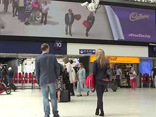 Conhecimento interativo de digital no painel de LED na estação de Waterloo em Londres