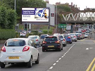 Valla publicitaria de LED en carretera de la ciudad