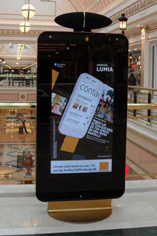 Цифровой рекламный тотем с аудио системой в торговом центре