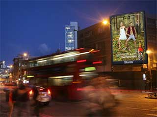 Pantalla LED haciendo publicidad de Storm de la compañía en Londres